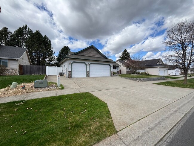 Building Photo - Charming 3-Bedroom Home with Mountain View...