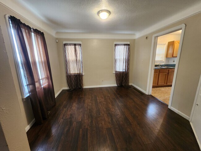 Building Photo - 3 Bed 1 Bath Bungalow