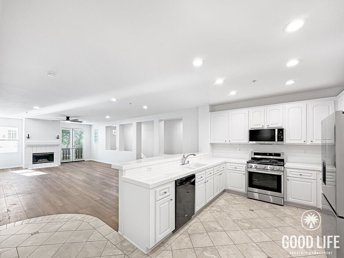 Stylish 2-Bed 2-Bth Home in Irvine with Pool, Jacuzzi, Basketball Court, Balcony & 2 Car Attached... - Stylish 2-Bed 2-Bth Home in Irvine with Pool, Jacuzzi, Basketball Court, Balcony & 2 Car Attached...