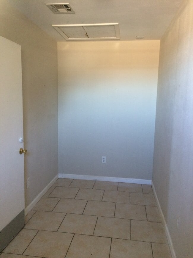 Building Photo - 2350 Lyndell Dr