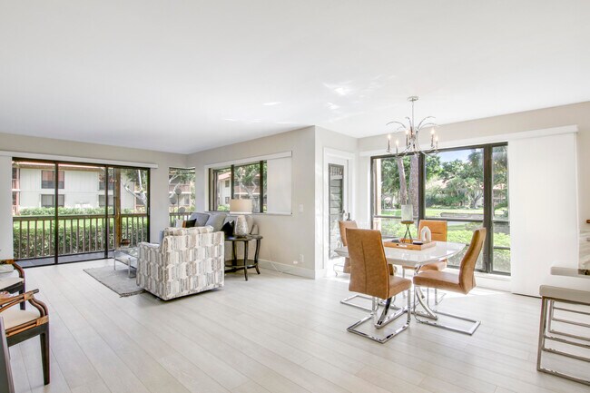 Foto del edificio - 512 Brackenwood Pl