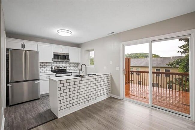 Building Photo - Spacious 3-level Townhouse in Harrisonburg