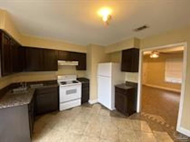 Foto del edificio - 8810 Fowler Ave
