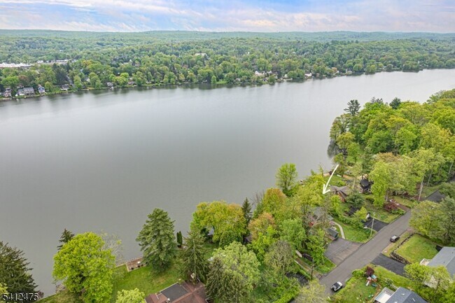 Foto del edificio - 121 Bearfort Rd