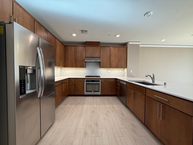 Building Photo - Beautiful Contemporary 2 Bedroom 2 Bath Be...