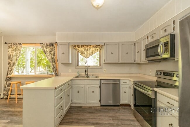 Building Photo - Duplex-Upper Unit in Aurora Subdivision