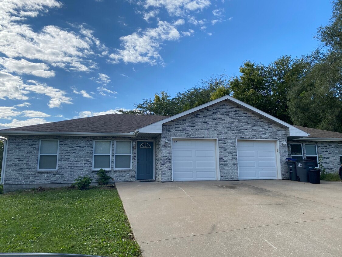 111 S Walker St, Pleasant Hill, MO 64080 Townhome Rentals in Pleasant