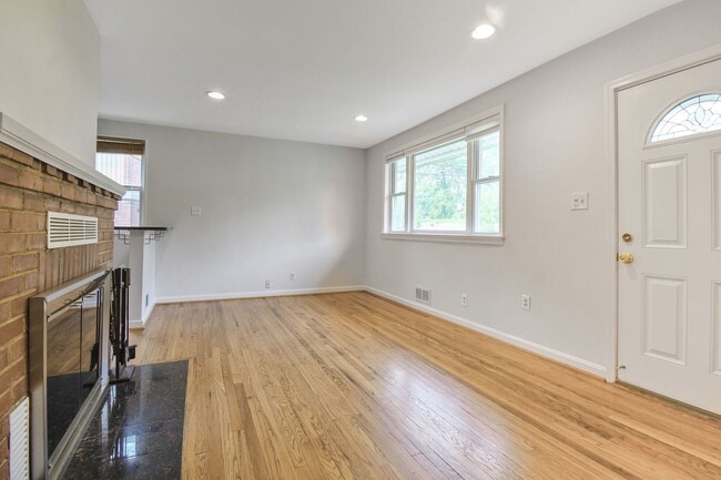 Building Photo - Charming Rambler - Close to Downtown Silve...