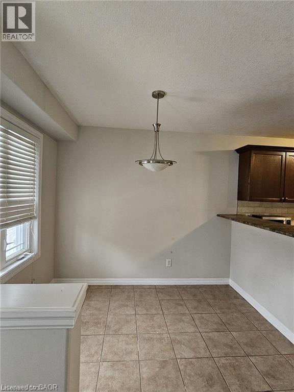 Building Photo - 10 Foxglove Crescent