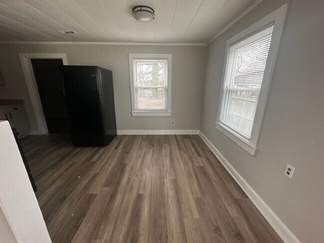 Building Photo - Recently Remodeled!