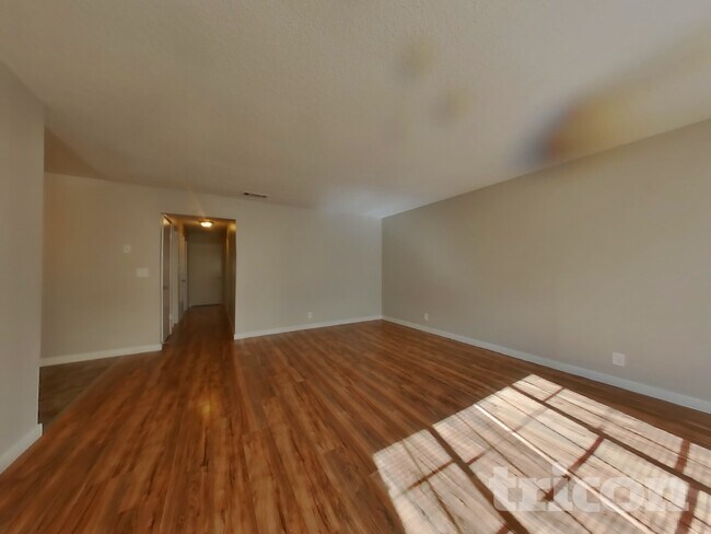 Foto del edificio - 402 E Pacific Ave