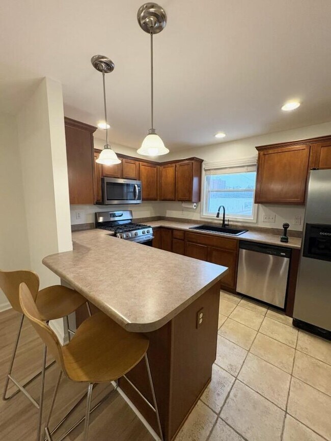 Foto del edificio - Updated Townhouse near Downtown Bloomington!