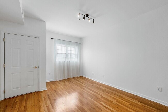 Building Photo - 318 54th St