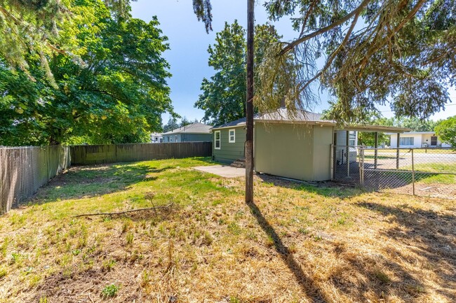 Building Photo - Clean 2 Bedroom Home With Air Conditioner ...