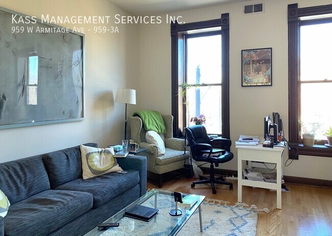 Foto del edificio - Spacious Lofty Apartment in the Heart of L...