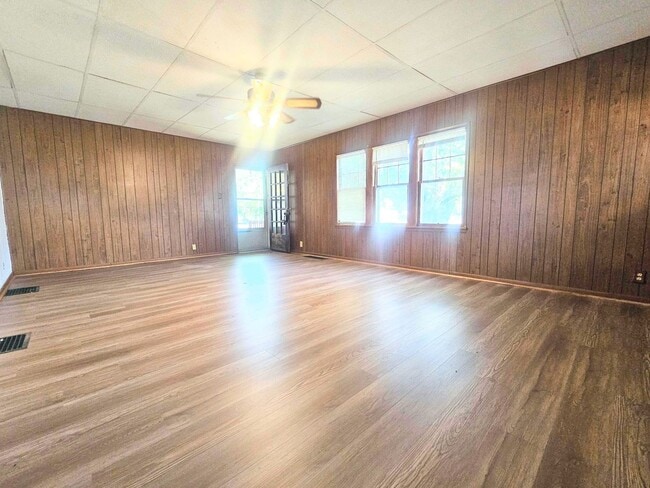 Building Photo - Spacious 2 Bed, 1 Bath