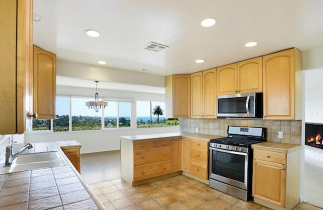 Building Photo - 636 Lachman Ln