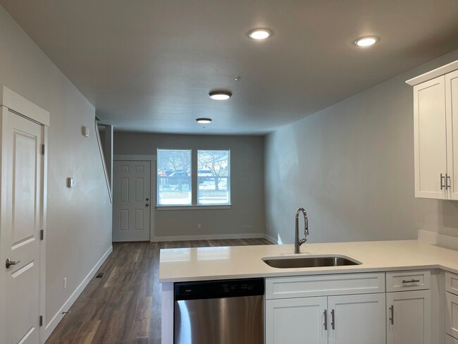 Building Photo - 430 S 2nd St