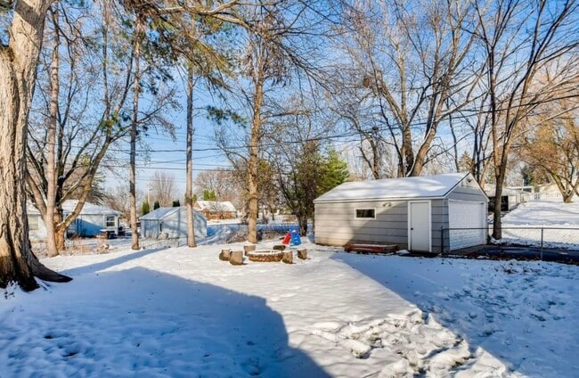 Foto del edificio - 1713 Laurie Rd E