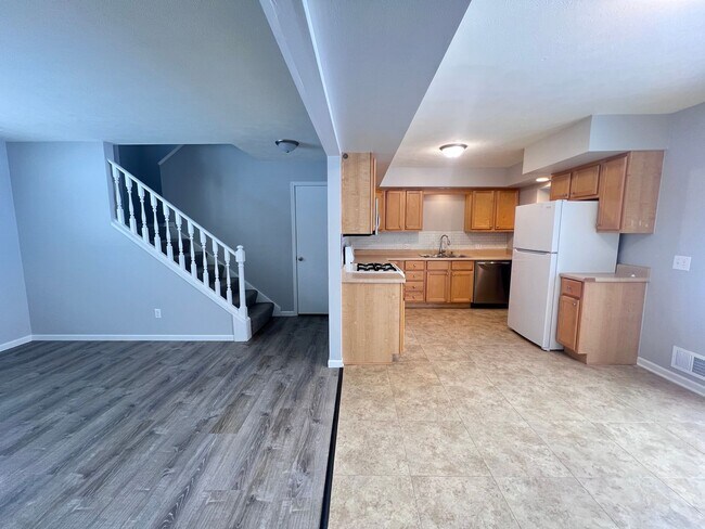 Foto del edificio - Updated 2 Bedroom Side by Side Duplex!