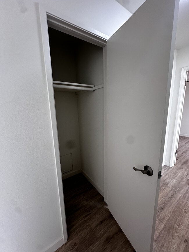2 habitaciones, 1 baño - Armario de pasillo completamente renovado - Shepard Place