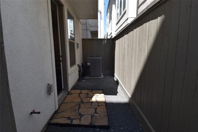 Foto del edificio - 5411 Larkin St