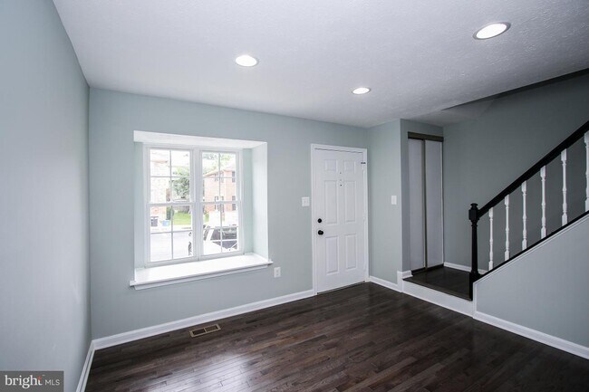 Building Photo - 9068 Pickwick Village Terrace