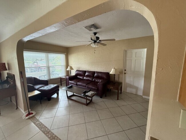 Foto del edificio - Well maintained 2/2 with a large yard in a...