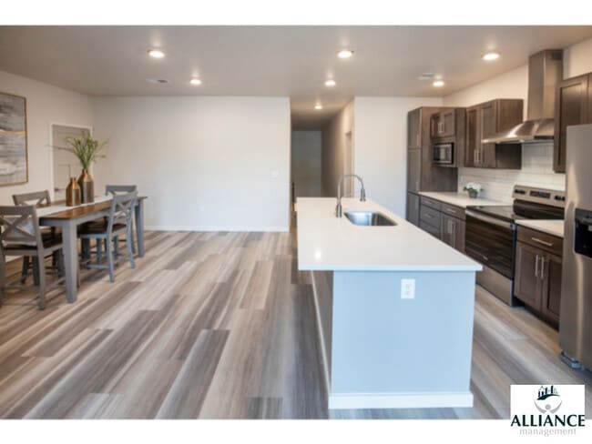 Building Photo - Howard Lofts - 3 bedroom with lofted 3rd b...
