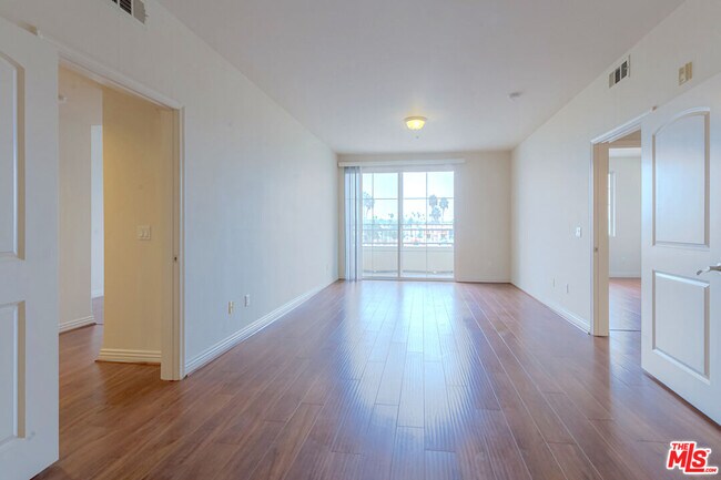 Building Photo - 601 N Serrano Ave