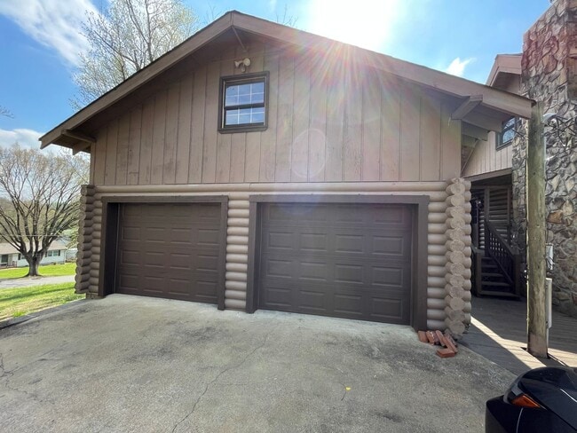 Building Photo - Red Bank home with Huge Garage minutes to Downtown Chattanooga!