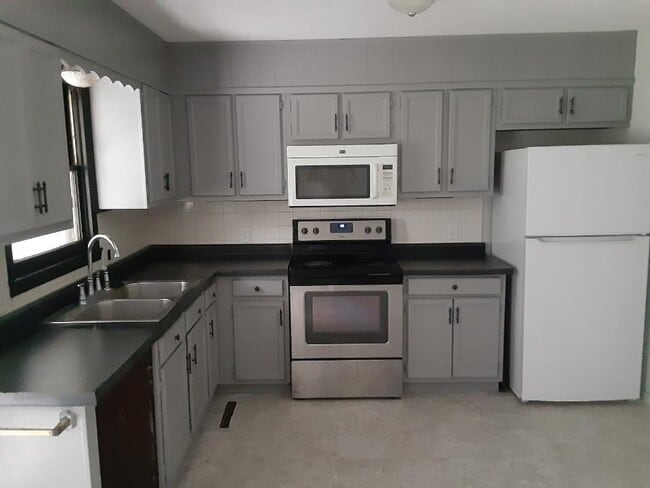 Building Photo - 2813 Brookview Ave