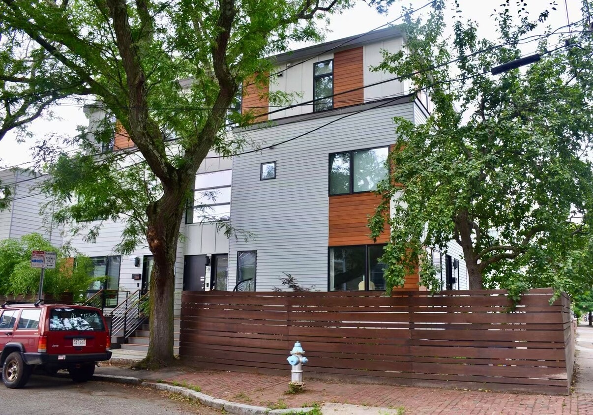 Primary Photo - 58 Lincoln St
