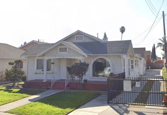 Building Photo - 218 W Olive St