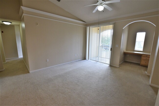 Foto del edificio - SPACIOUS 2 bed 2 bath Hunters Creek CONDO ...