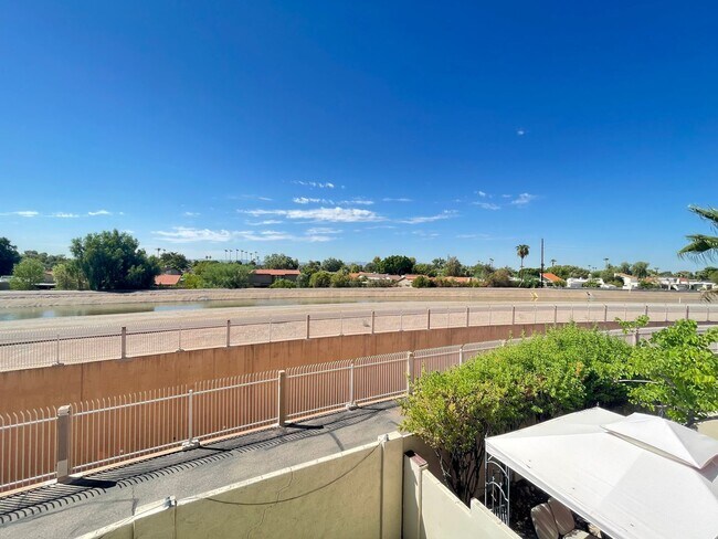 Foto del edificio - Beautiful Furnished 2 Bd/2.5 Ba/2 CG - CAL...