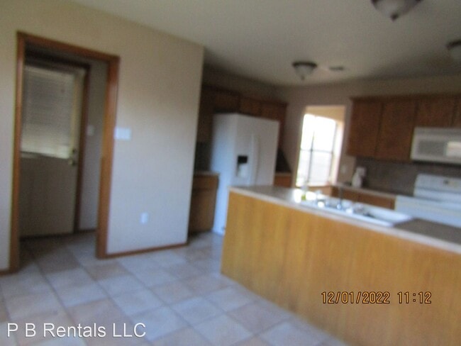 Building Photo - 4 br, 2.5 bath House - 3512 NE 35th St.