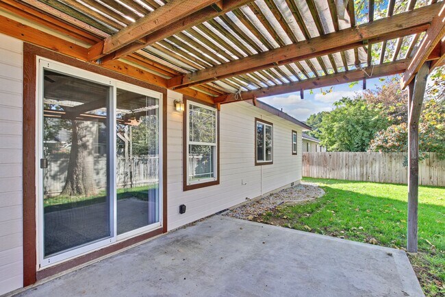 Building Photo - Spacious Updated 3 Bedroom, 2 Bath home in...