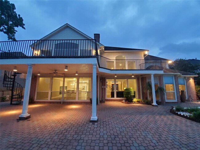 Building Photo - 1814 Shoreline Dr