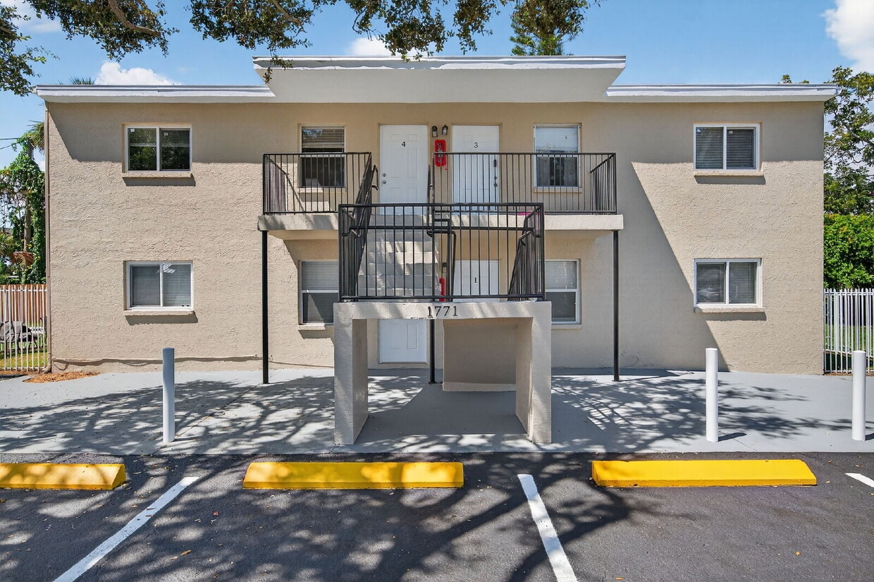Updated 2 bedroom St. Pete Apartment with Modern Finishes, Private Porch & Utilities Included - Updated 2 bedroom St. Pete Apartment with Modern Finishes, Private Porch & Utilities Included
