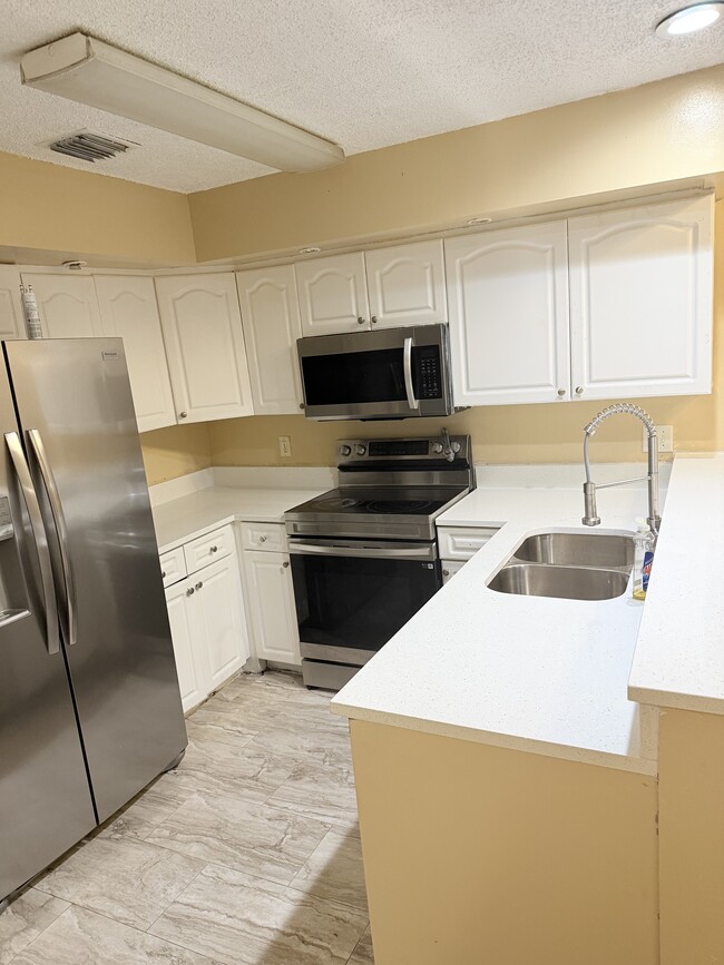 Foto del edificio - 1825 Adventure Pl