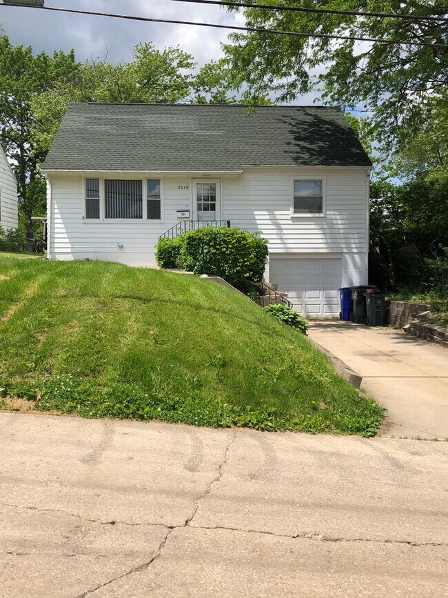 Building Photo - Nice 3br bedroom 1 bath home with attached...