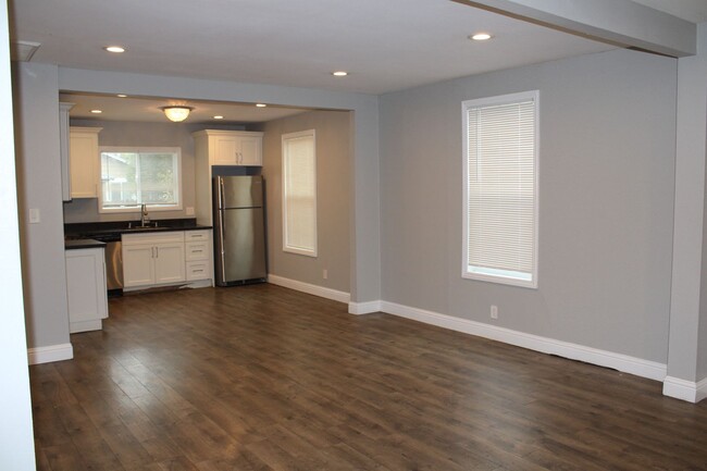 Building Photo - Two Bedroom, One Bathroom Home With Laundr...