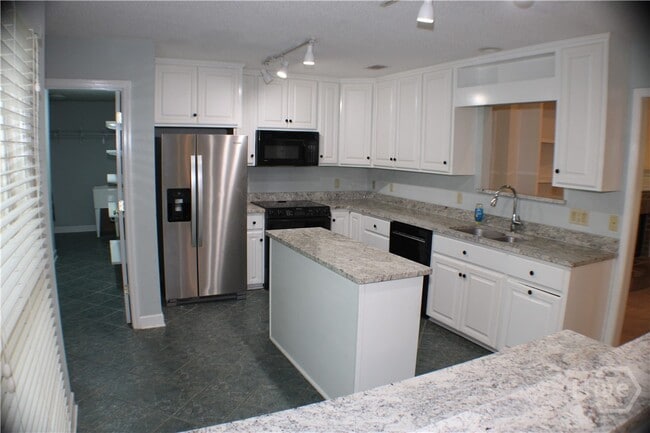Building Photo - 6 Ardsley Ct