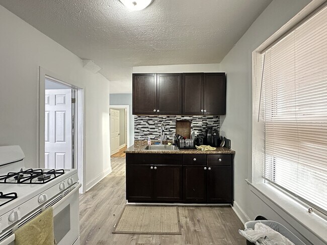 Foto del edificio - 5672 N Ridge Ave