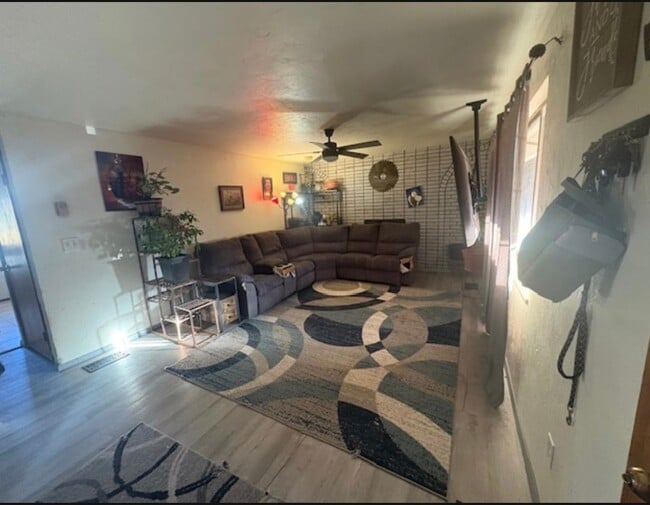 Foto del edificio - 4 bedroom 2 story home