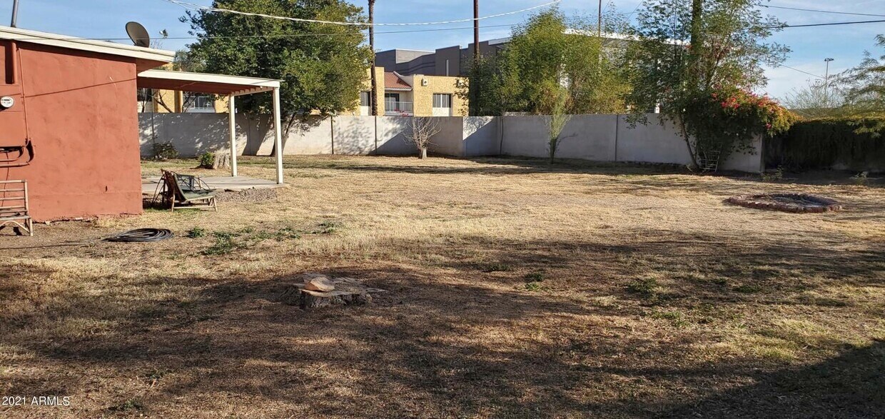 Building Photo - 1539 E San Miguel Ave