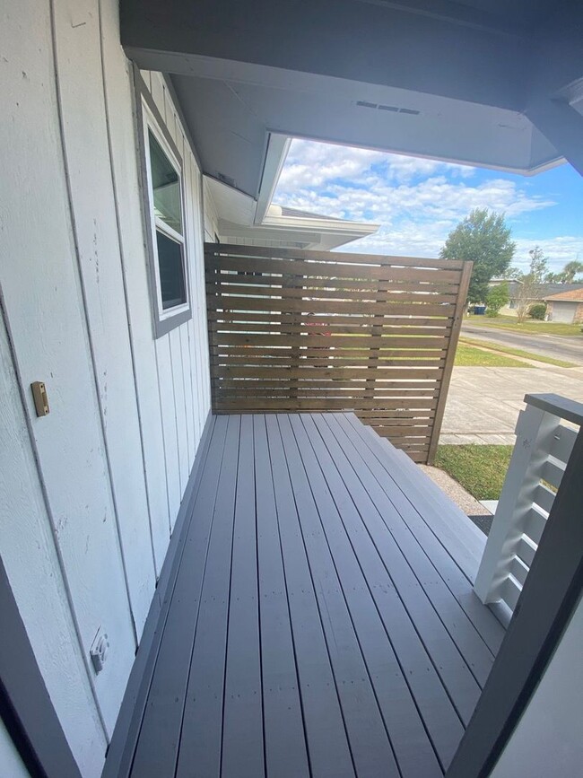 Building Photo - Centrally Located Duplex Unit w/Easy Acces...