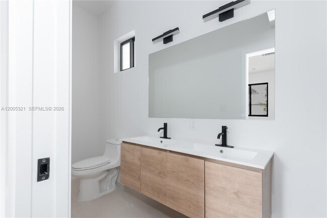 Foto del edificio - Northwest 3rd Street, Miami, FL 33126 - 3 BR 3.5 BA single-family home