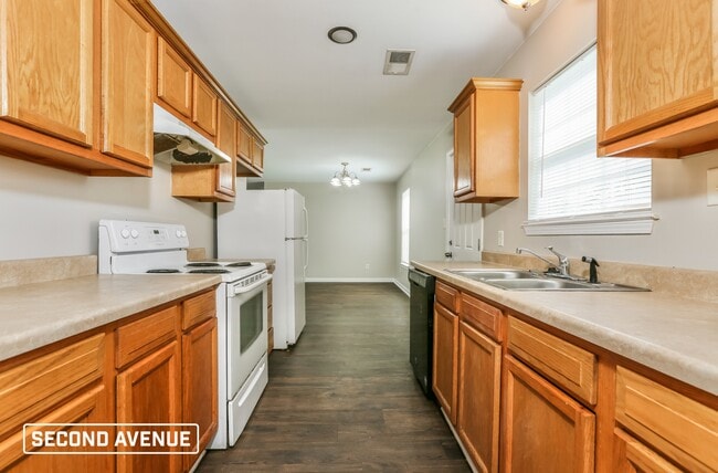 Building Photo - 209 Glenn Oak Dr
